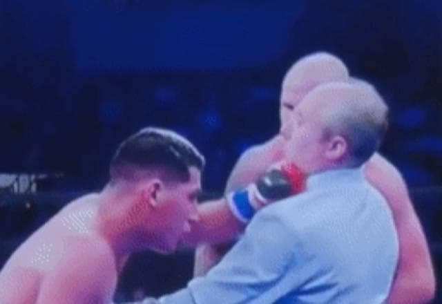 Juiz entra no meio de luta de boxe e acaba atingido