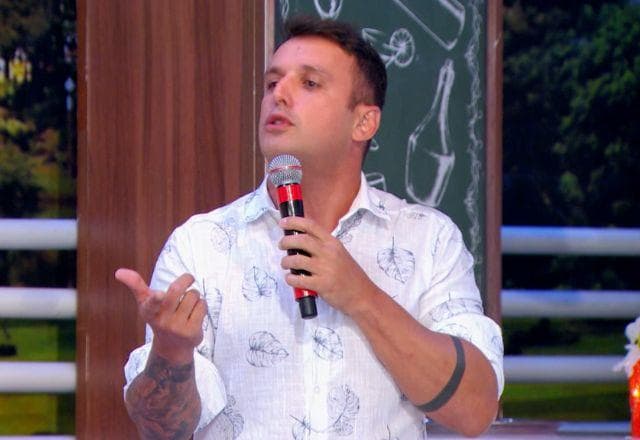 Capella abre o jogo sobre golpe que levou: "ele clonou meu cartão"