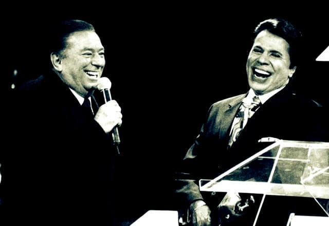 Raul Gil e Silvio Santos posam juntos para foto.