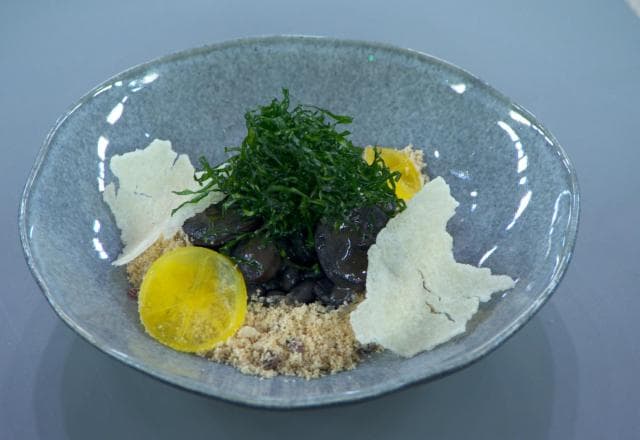 Feijoada, crocante de arroz, feijão preto gordo, ninho de couve, espuma de laranja e farofa de bacon - image