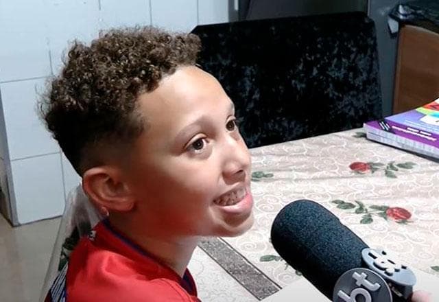 Menino de 11 anos transforma a vida da família com vendas de sacos de lixo