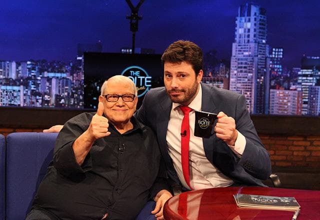 In Memoriam de Ary Toledo e Washington Olivetto, The Noite relembra entrevista com referência do humor e imagens de campanhas