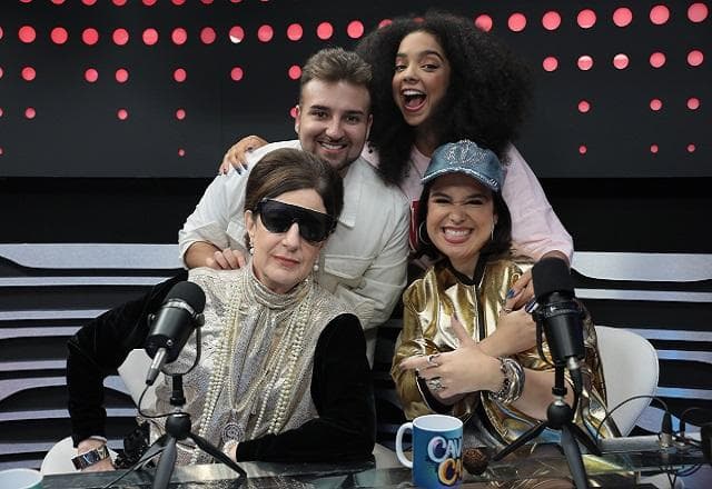 Laura Castro, Nicholas Torres, Mc Normaliza e DJ ELok no CaveCast.