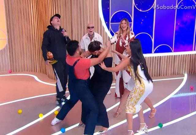 Loma e Lucas Guedez saem na mão no palco do Sabadou com Virginia