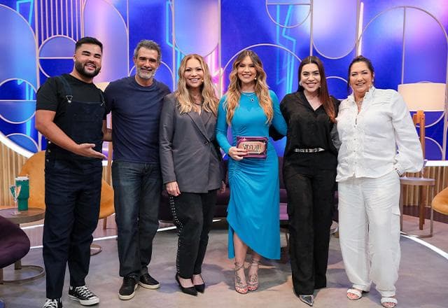 Lucas Guedez, Marcos Pasquim, Solange Almeida, Virginia, Naiara Azevedo e Margareth Serrão posam juntas para foto.