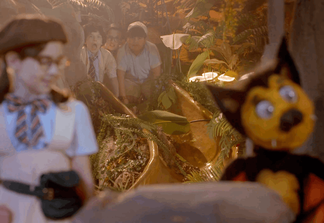 Meninos paralisados ao ver meninas na caverna